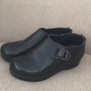 Dansko Clogs 6.5-7 like new